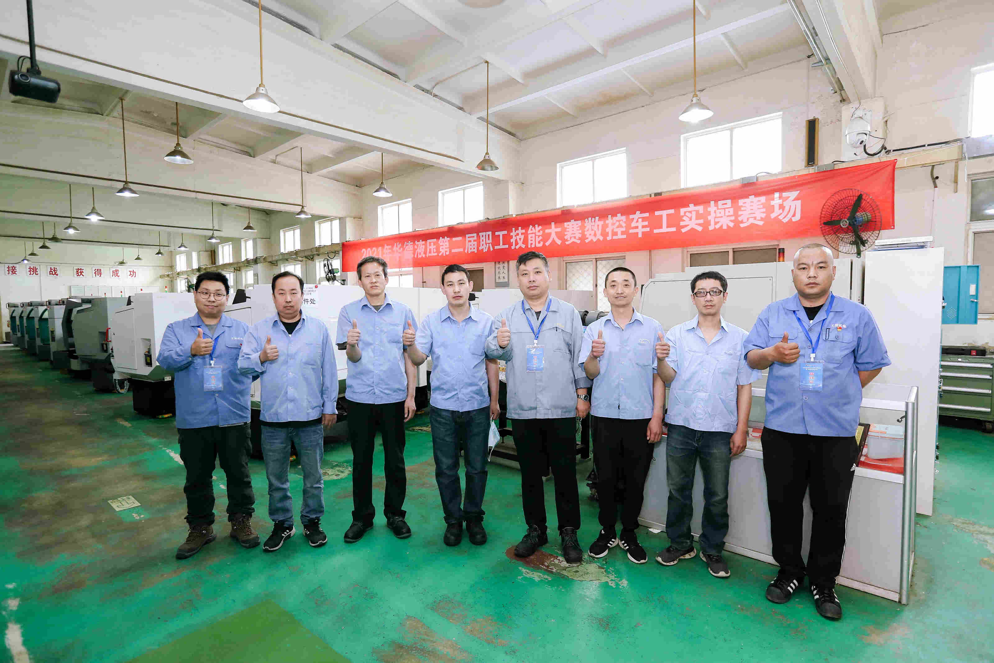 7.數(shù)控車合影.jpg